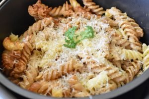 Pasta i airfryer - stegt med hvidløg, smør og ost
