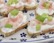Små hapsere - bruschetta med rejer - opskrift