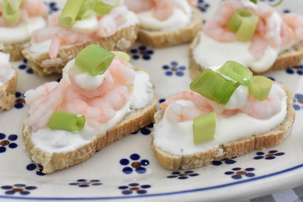 Små hapsere - bruschetta med rejer - opskrift