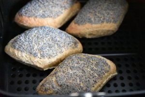 Frosne rundstykker i airfryer - så nemt kan du varme brød