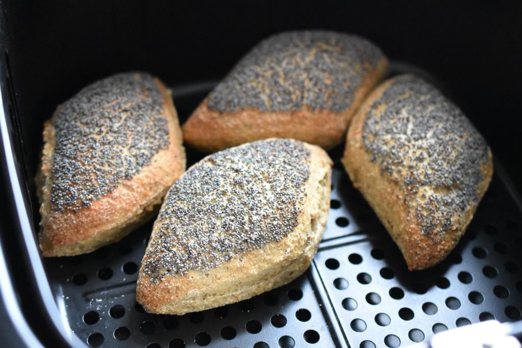 Frosne rundstykker i airfryer - så nemt kan du varme brød