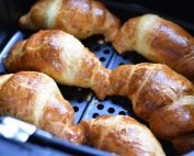 Croissant i airfryer - bag croissanter nemt