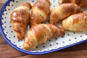 Croissanter med solbærskum og solbærglasur