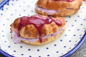Croissanter med solbærskum og solbærglasur