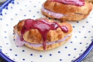 Croissanter med solbærskum og solbærglasur