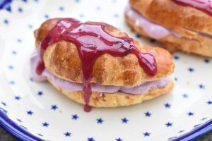 Croissanter med solbærskum og solbærglasur