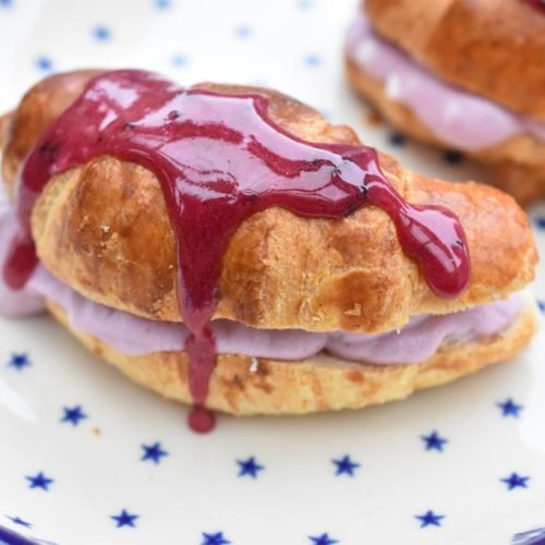 Croissanter med solbærskum og solbærglasur