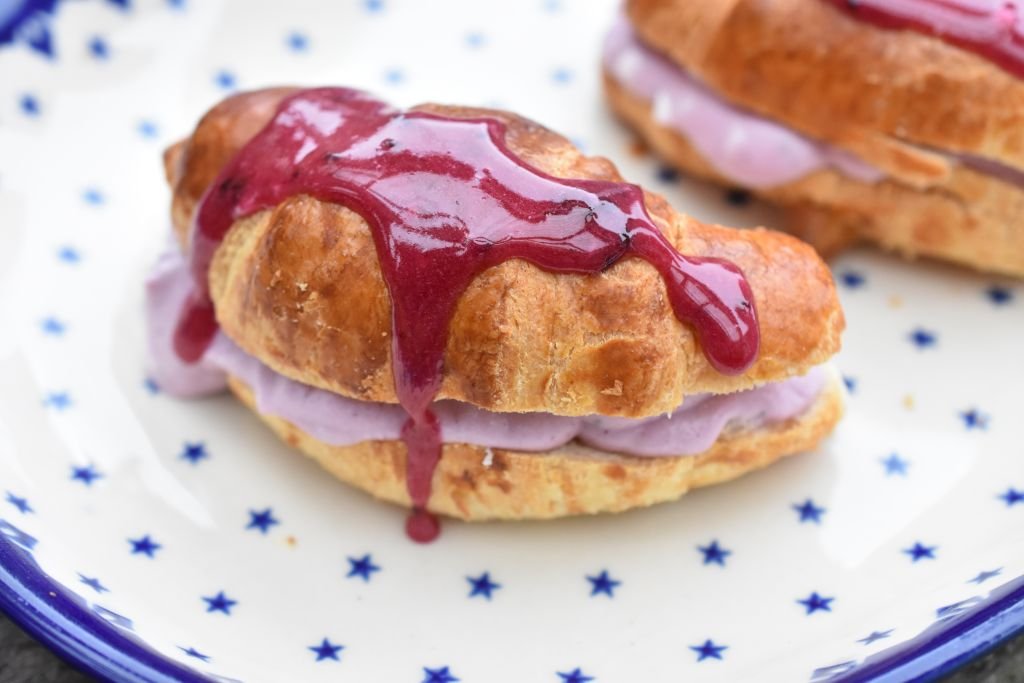 Croissanter med solbærskum og solbærglasur