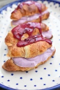Croissanter med solbærskum og solbærglasur