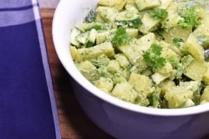 Grøn kartoffelsalat med pesto - nem opskrift