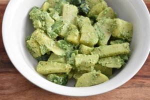 Grøn kartoffelsalat med pesto - nem opskrift