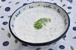 Dilddressing med creme fraiche - til laks, rejer & kartofler
