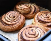 Frosne kanelsnegle i airfryer - sprøde og lækre