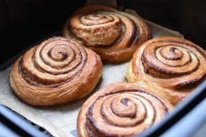 Frosne kanelsnegle i airfryer - sprøde og lækre