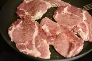 Koteletter i fad i airfryer med fløde og tomat - opskrift