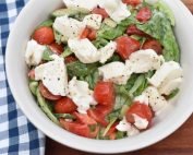 Romainesalat - opskrift med mormordressing, tomat og mozzarella
