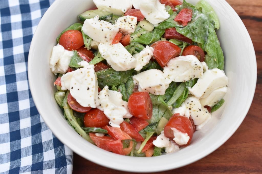 Romainesalat - opskrift med mormordressing, tomat og mozzarella