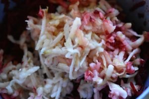Rødbedesalat - nem rødbede salat med æbler og feta 