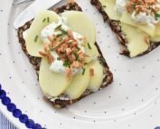 Kartoffelmad - smørrebrød med kartoffel og purløgsmayo
