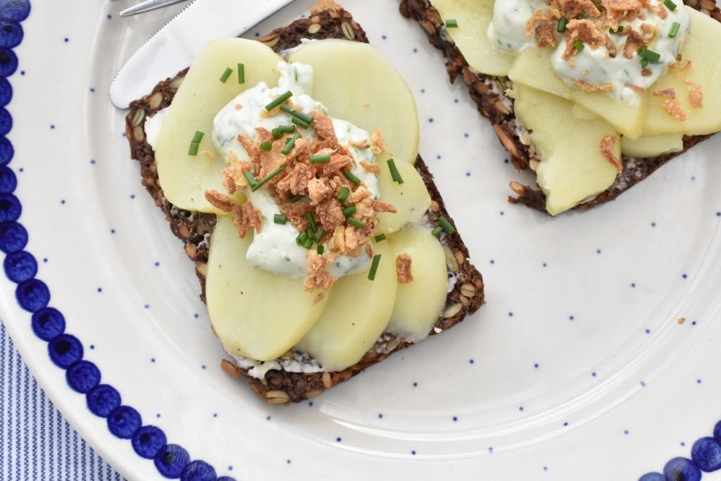 Kartoffelmad - smørrebrød med kartoffel og purløgsmayo