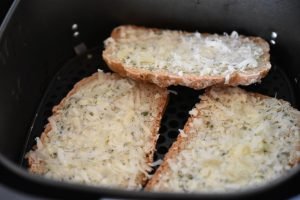 Hvidløgsbrød i airfryer - nem opskrift med eller uden ost