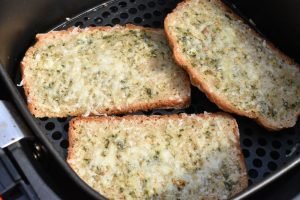 Hvidløgsbrød i airfryer - nem opskrift med eller uden ost