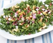 Grønkålssalat med granatæble opskrift - nem salat med grønkål