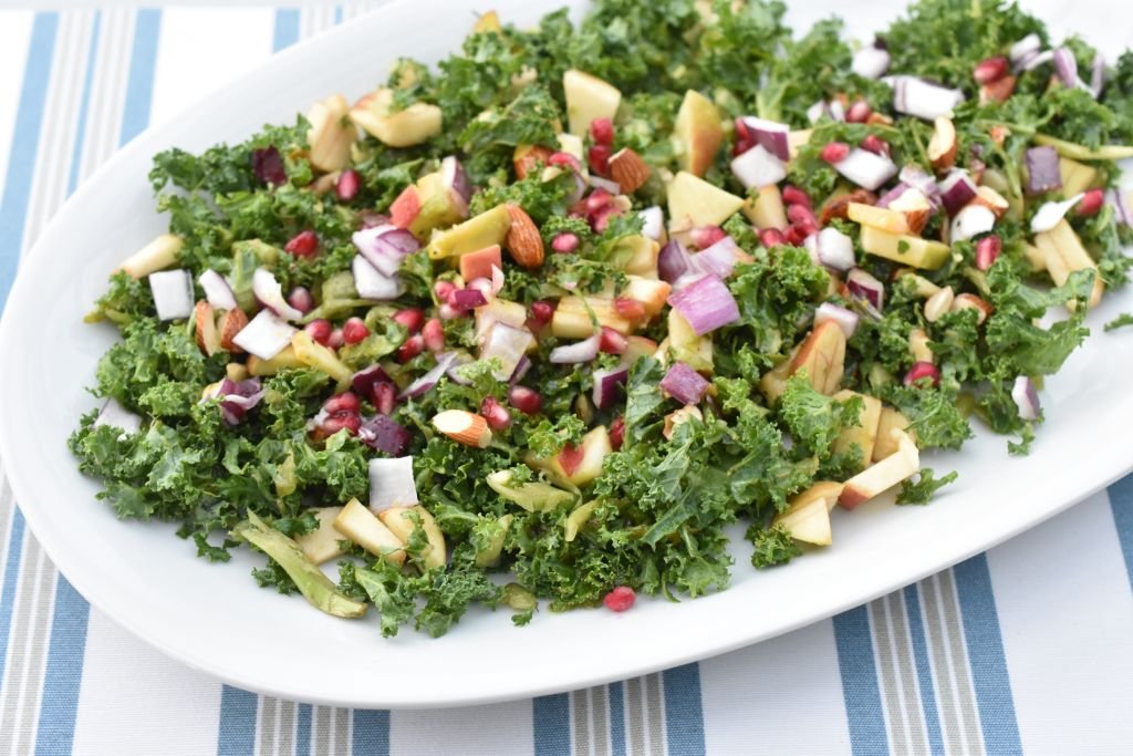 Grønkålssalat med granatæble opskrift - nem salat med grønkål
