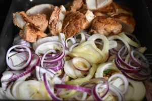 Pikant kylling i fad med pikantsauce - nem mad i fad opskrift