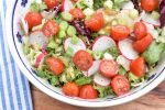 Forårssalat med radiser - grøn salat med nem dressing