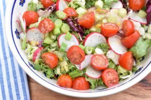 Forårssalat med radiser - grøn salat med nem dressing