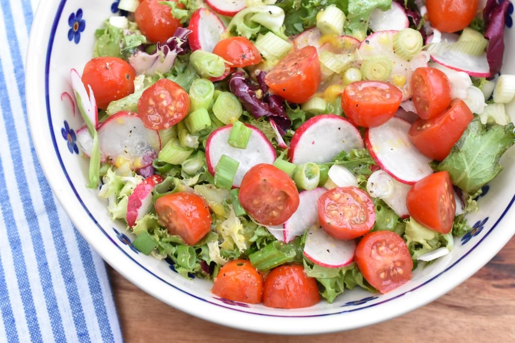 Forårssalat med radiser - grøn salat med nem dressing