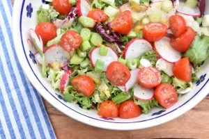 Forårssalat med radiser - grøn salat med nem dressing