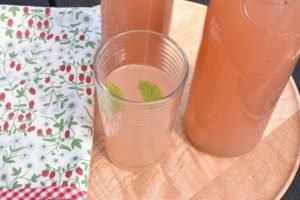 Rabarber lemonade - nem opskrift på pink lemonade drink
