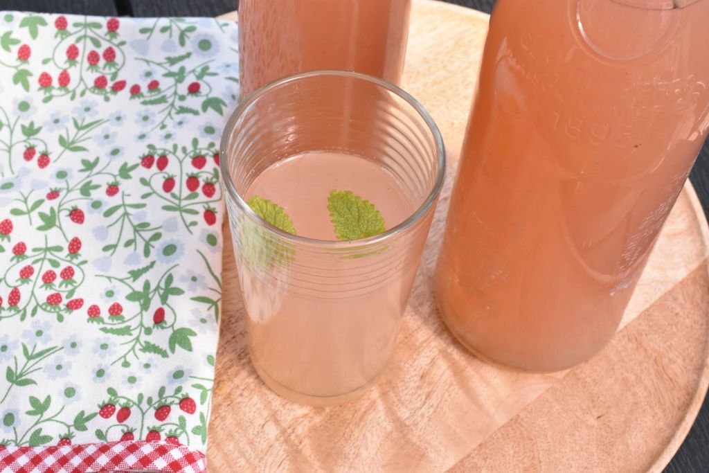 Rabarber lemonade - nem opskrift på pink lemonade drink