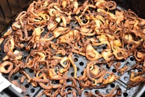 Stegte løg i airfryer - opskrift på sprøde ristede løg