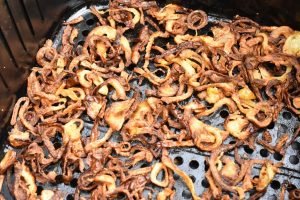 Stegte løg i airfryer - opskrift på sprøde ristede løg