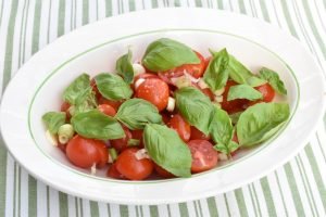 Cherrytomat salat med marinade - nem opskrift