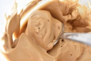Karamel iskaffe med kaffecreme - nem opskrift