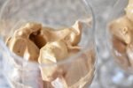 Karamel iskaffe med kaffecreme - nem opskrift