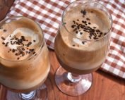 Karamel iskaffe med kaffecreme - nem opskrift