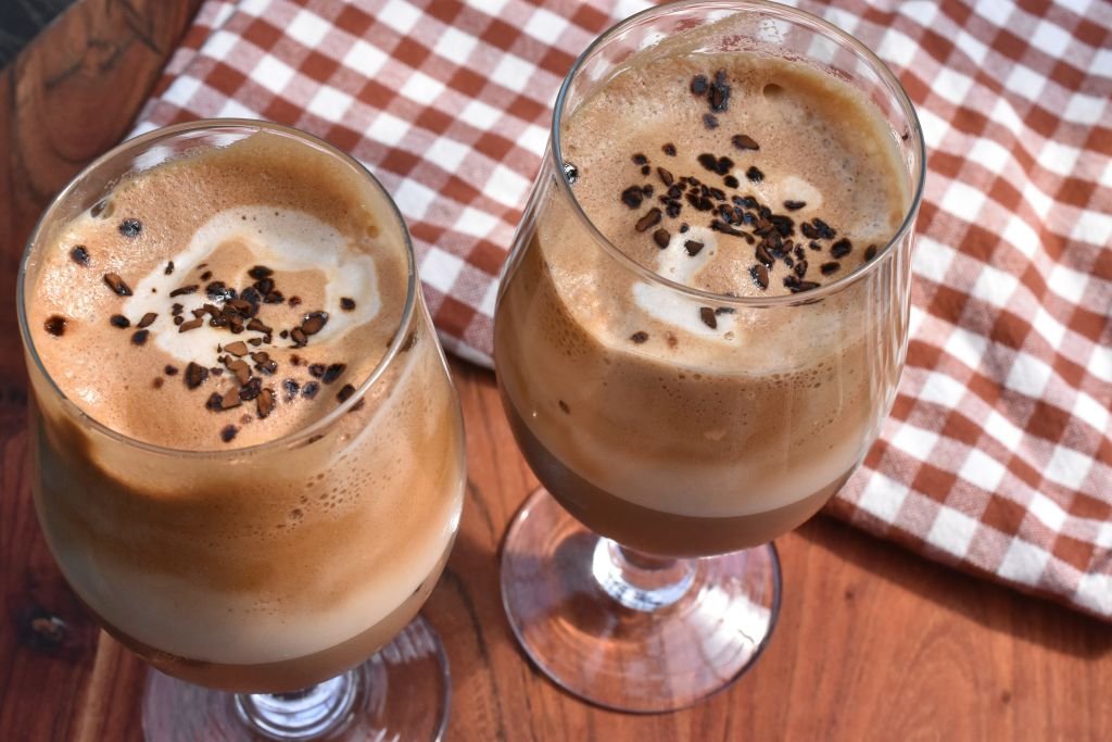 Karamel iskaffe med kaffecreme - nem opskrift