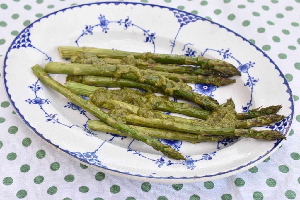 Grønne asparges med pesto - nem opskrift på lækkert tilbehør