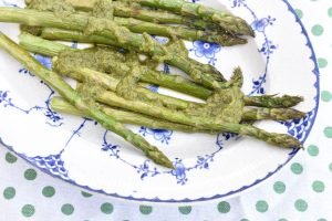 Grønne asparges med pesto - nem opskrift på lækkert tilbehør