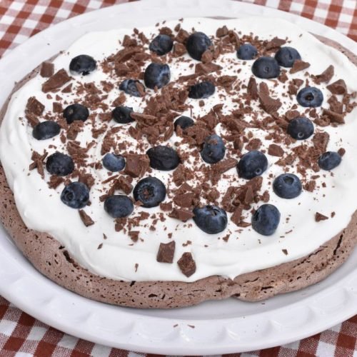 Chokolade pavlova opskrift - marengskage med bær & flødeskum