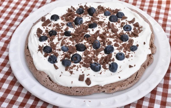 Chokolade pavlova opskrift - marengskage med bær & flødeskum