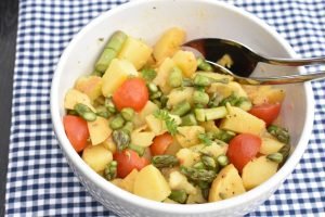 Kartoffelsalat med asparges, tomat og dressing - opskrift