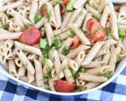 Pastasalat med asparges, dild og tomater - nem opskrift