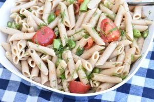 Pastasalat med asparges, dild og tomater - nem opskrift