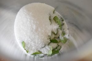Myntesukker - nem opskrift på sukker med mynte